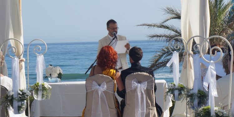 Officiant de cérémonie en français à Marbella