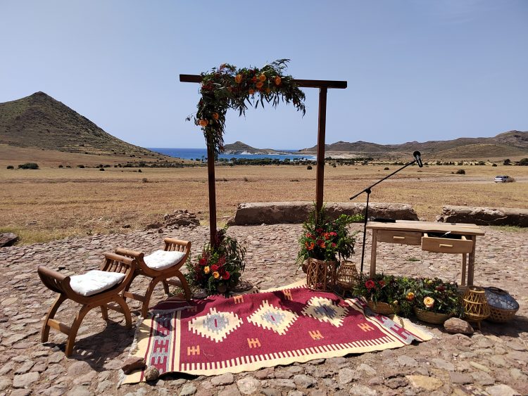 Borgerligt bröllop i Almeria på stranden i Los Genoveses